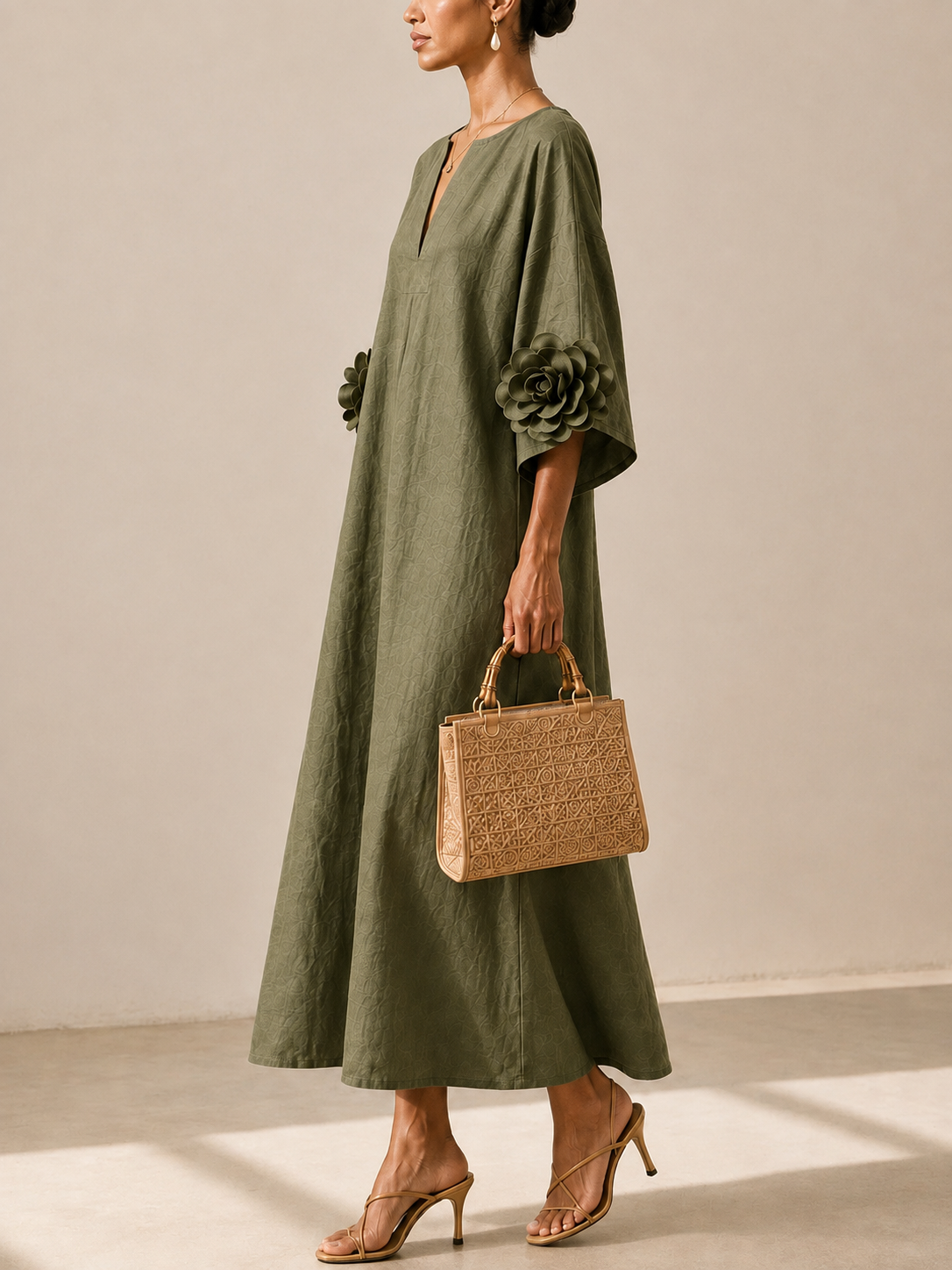 VESTIDO VERDE OLIVA CON ESCOTE EN V Y MANGAS FLORALES LLAMATIVAS