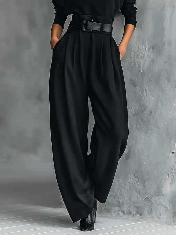 NOËLLA | CONJUNTO NEGRO DE TOP DE CUELLO ALTO Y PANTALÓN RECTO