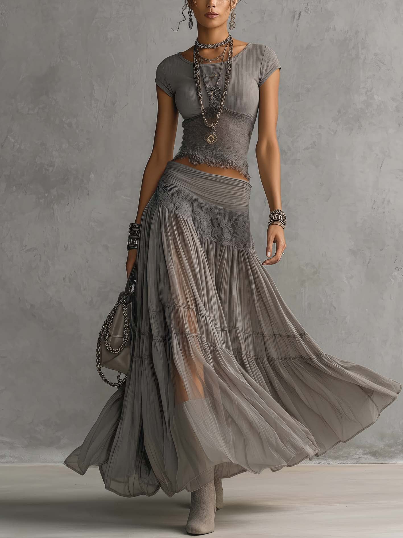 Monique | Conjunto de top gris con encaje y falda larga plisada