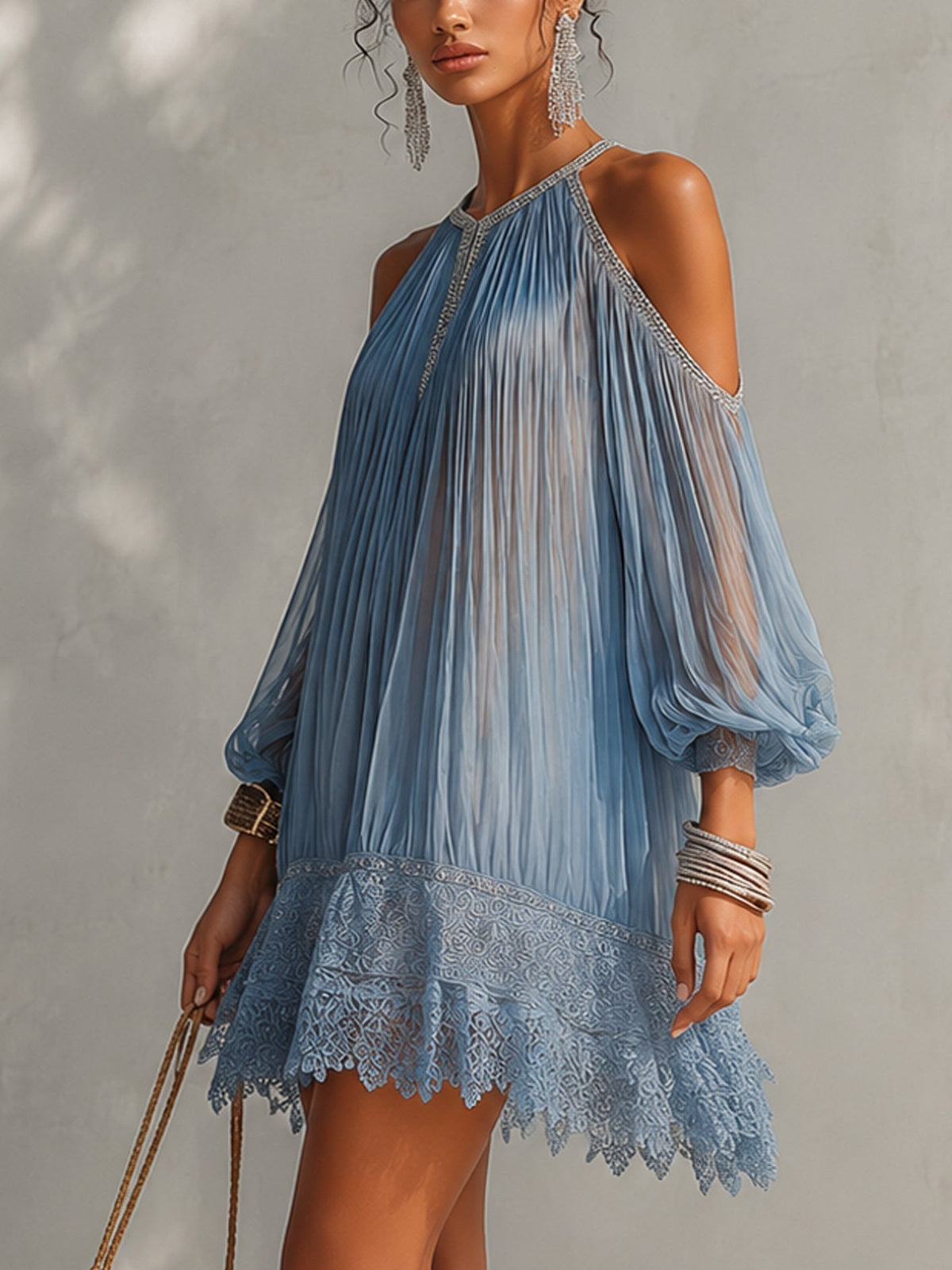 CÉLESTE | VESTIDO CORTO AZUL DE HOMBROS DESCUBIERTOS, FRUNCIDO Y CON ENCAJE EN EL BAJO