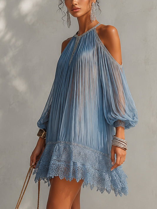 CÉLESTE | VESTIDO CORTO AZUL DE HOMBROS DESCUBIERTOS, FRUNCIDO Y CON ENCAJE EN EL BAJO
