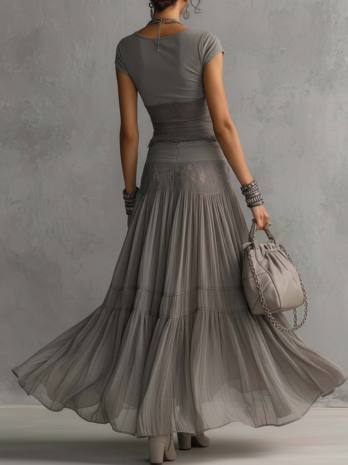 Monique | Conjunto de top gris con encaje y falda larga plisada