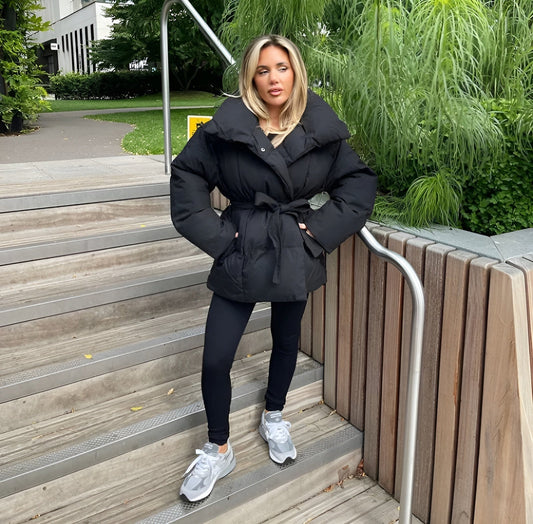 KEIRA | CHAQUETA ACOLCHADA CON CREMALLERA Y CINTURÓN