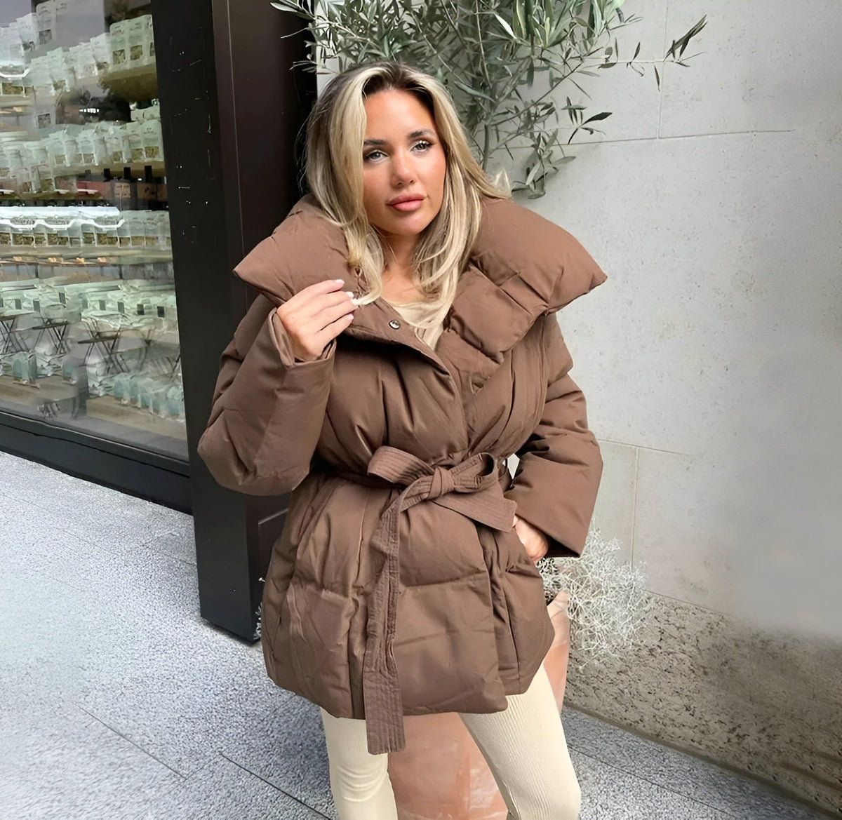 KEIRA | CHAQUETA ACOLCHADA CON CREMALLERA Y CINTURÓN