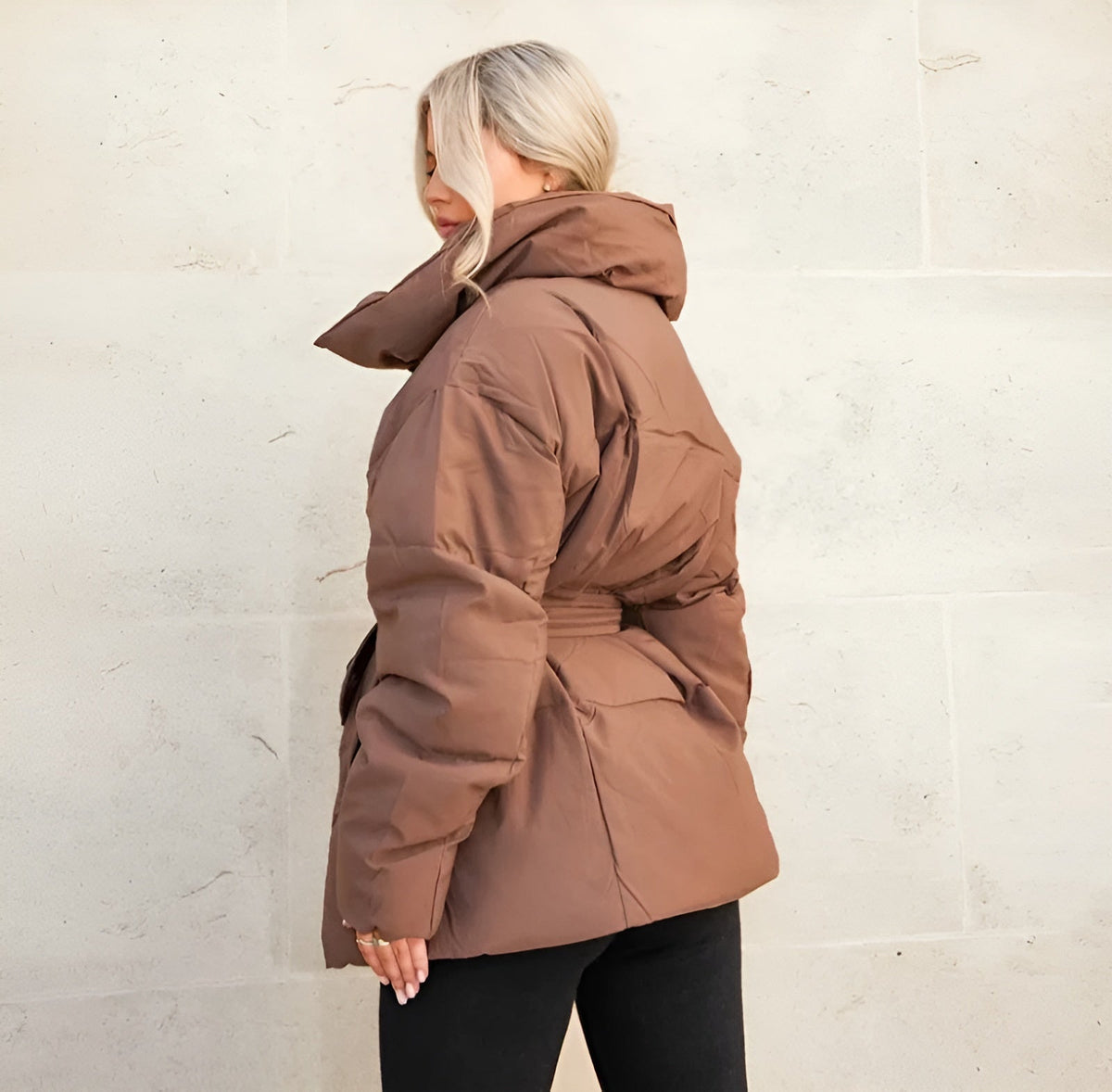 KEIRA | CHAQUETA ACOLCHADA CON CREMALLERA Y CINTURÓN