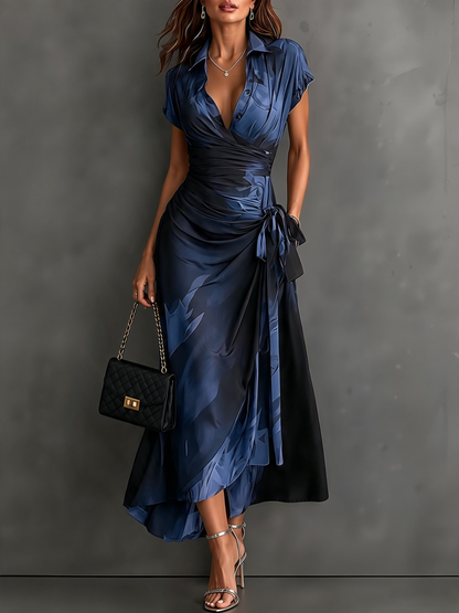 VESTIDO MIDI CRUZADO CON ESTAMPADO ABSTRACTO ROJO Y NEGRO, CUELLO CAMISERO CON ESCOTE EN V, MANGA CORTA, CINTURA ANUDADA Y BAJO ASIMÉTRICO CON VOLANTE