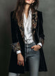 LÉONTINE | BLAZER NEGRO ENTALLADO CON ESTAMPADO BARROCO