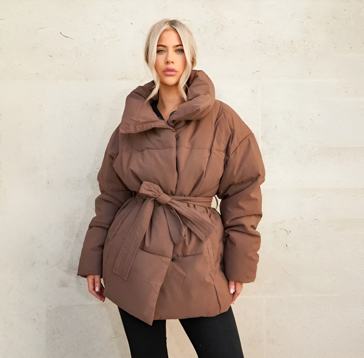 KEIRA | CHAQUETA ACOLCHADA CON CREMALLERA Y CINTURÓN
