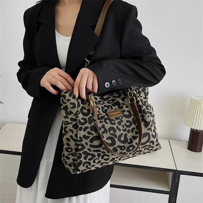 BOLSO CON ESTAMPADO DE LEOPARDO