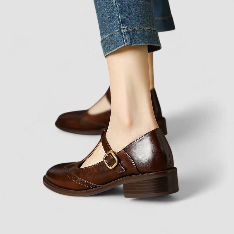 MARGOT | ZAPATOS CON CORREA EN T Y PERFORACIONES