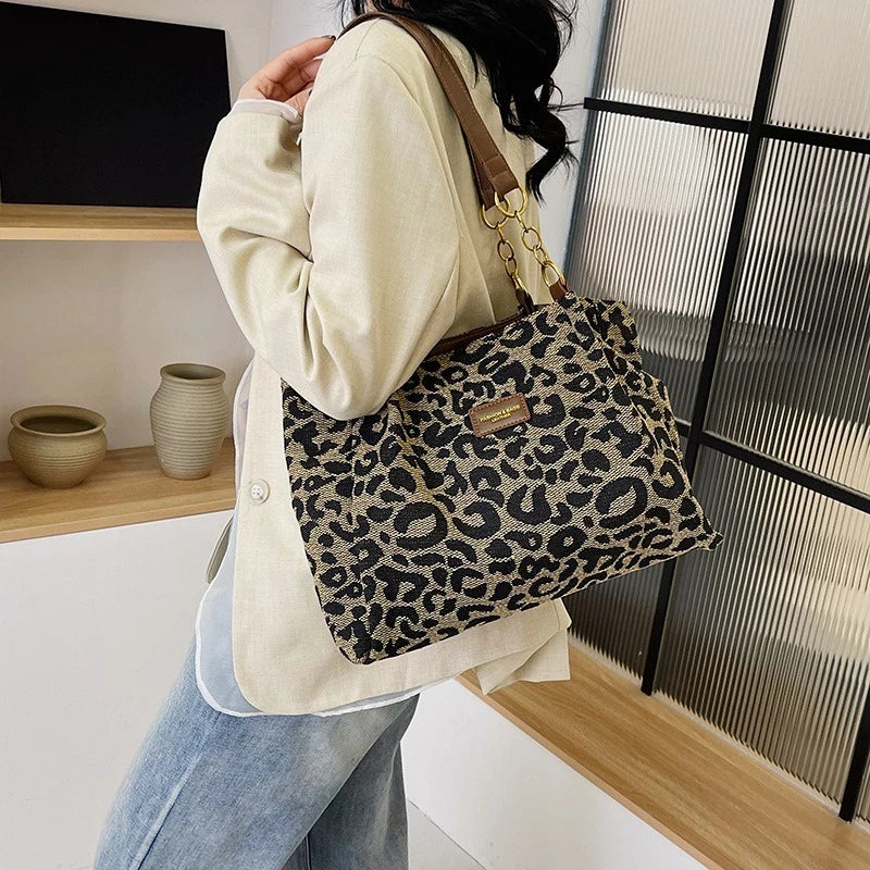 BOLSO CON ESTAMPADO DE LEOPARDO