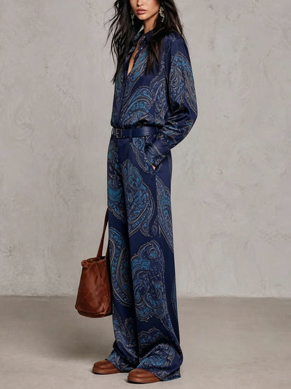 CONJUNTO DE CAMISA DE MANGA LARGA DE SATÉN CON ESTAMPADO PAISLEY EN BURDEOS Y MORADO Y PANTALÓN DE PIERNA ANCHA