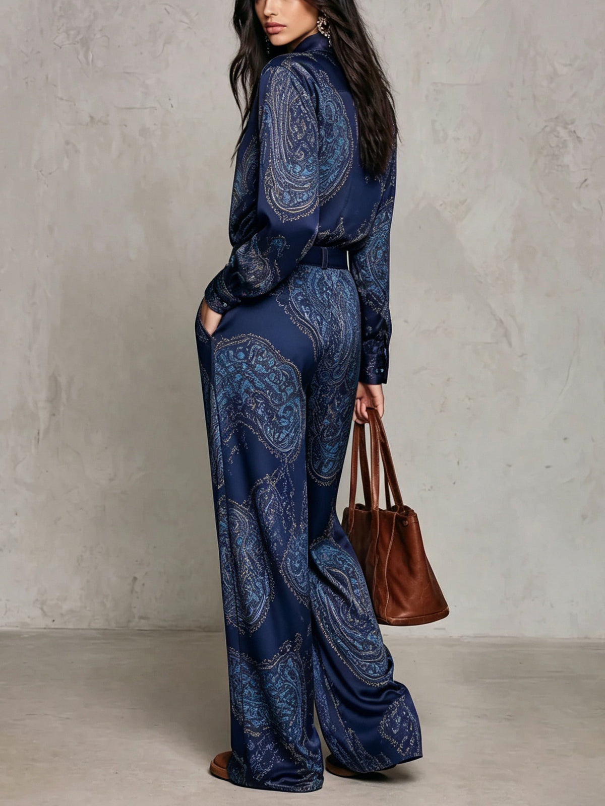 CONJUNTO DE CAMISA DE MANGA LARGA DE SATÉN CON ESTAMPADO PAISLEY EN BURDEOS Y MORADO Y PANTALÓN DE PIERNA ANCHA