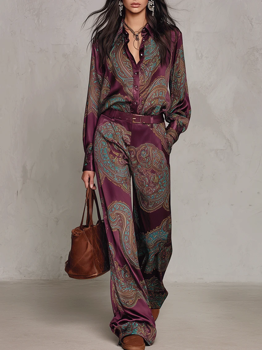 CONJUNTO DE CAMISA DE MANGA LARGA DE SATÉN CON ESTAMPADO PAISLEY EN BURDEOS Y MORADO Y PANTALÓN DE PIERNA ANCHA