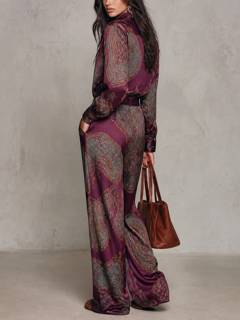 CONJUNTO DE CAMISA DE MANGA LARGA DE SATÉN CON ESTAMPADO PAISLEY EN BURDEOS Y MORADO Y PANTALÓN DE PIERNA ANCHA