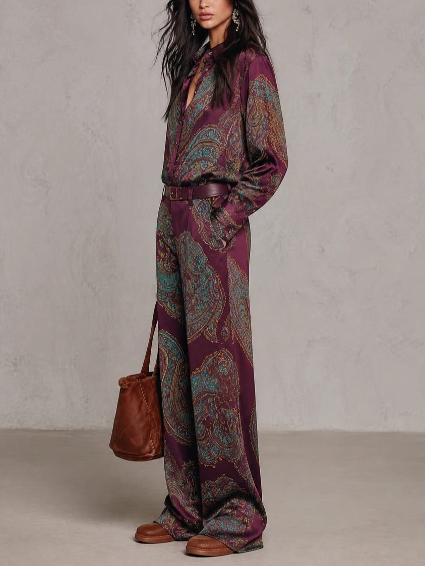 CONJUNTO DE CAMISA DE MANGA LARGA DE SATÉN CON ESTAMPADO PAISLEY EN BURDEOS Y MORADO Y PANTALÓN DE PIERNA ANCHA