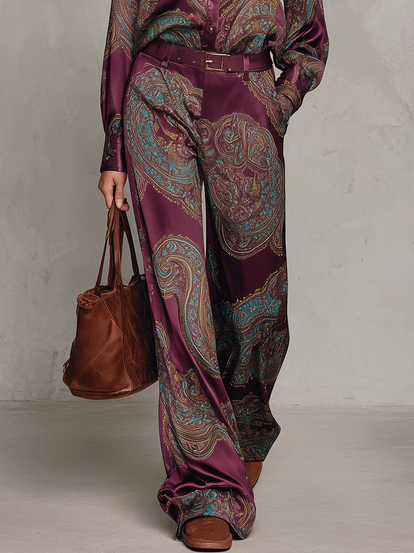 CONJUNTO DE CAMISA DE MANGA LARGA DE SATÉN CON ESTAMPADO PAISLEY EN BURDEOS Y MORADO Y PANTALÓN DE PIERNA ANCHA
