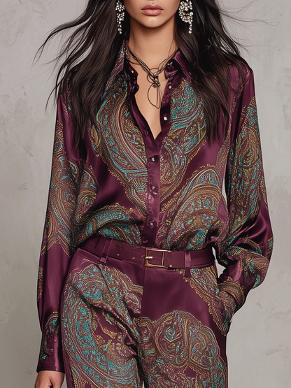 CONJUNTO DE CAMISA DE MANGA LARGA DE SATÉN CON ESTAMPADO PAISLEY EN BURDEOS Y MORADO Y PANTALÓN DE PIERNA ANCHA