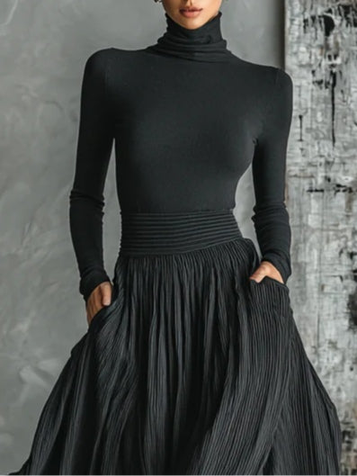 PRUDENCE | CONJUNTO DE FALDA PLISADA Y CAMISETA NEGRA DE CUELLO ALTO