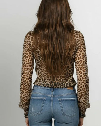 BLUSA CON VOLANTES CUELLO DE V ESTAMPADO DE LEOPARDO
