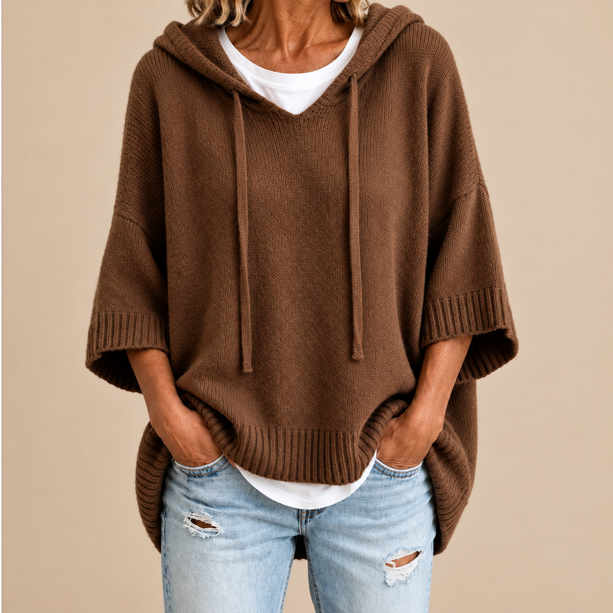 ORIANA | PONCHO DE PUNTO CON CAPUCHA Y MANGA TRES CUARTOS