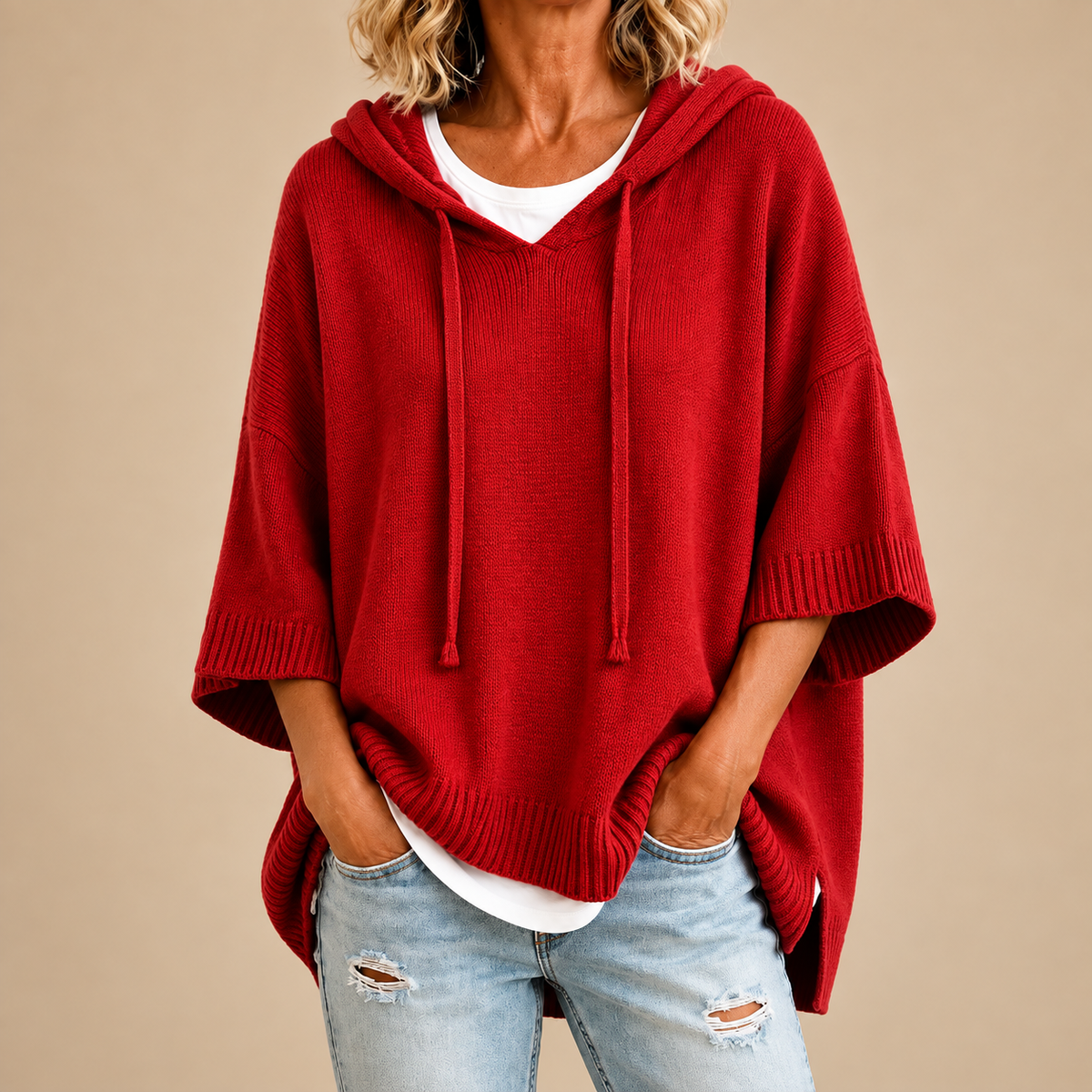 ORIANA | PONCHO DE PUNTO CON CAPUCHA Y MANGA TRES CUARTOS