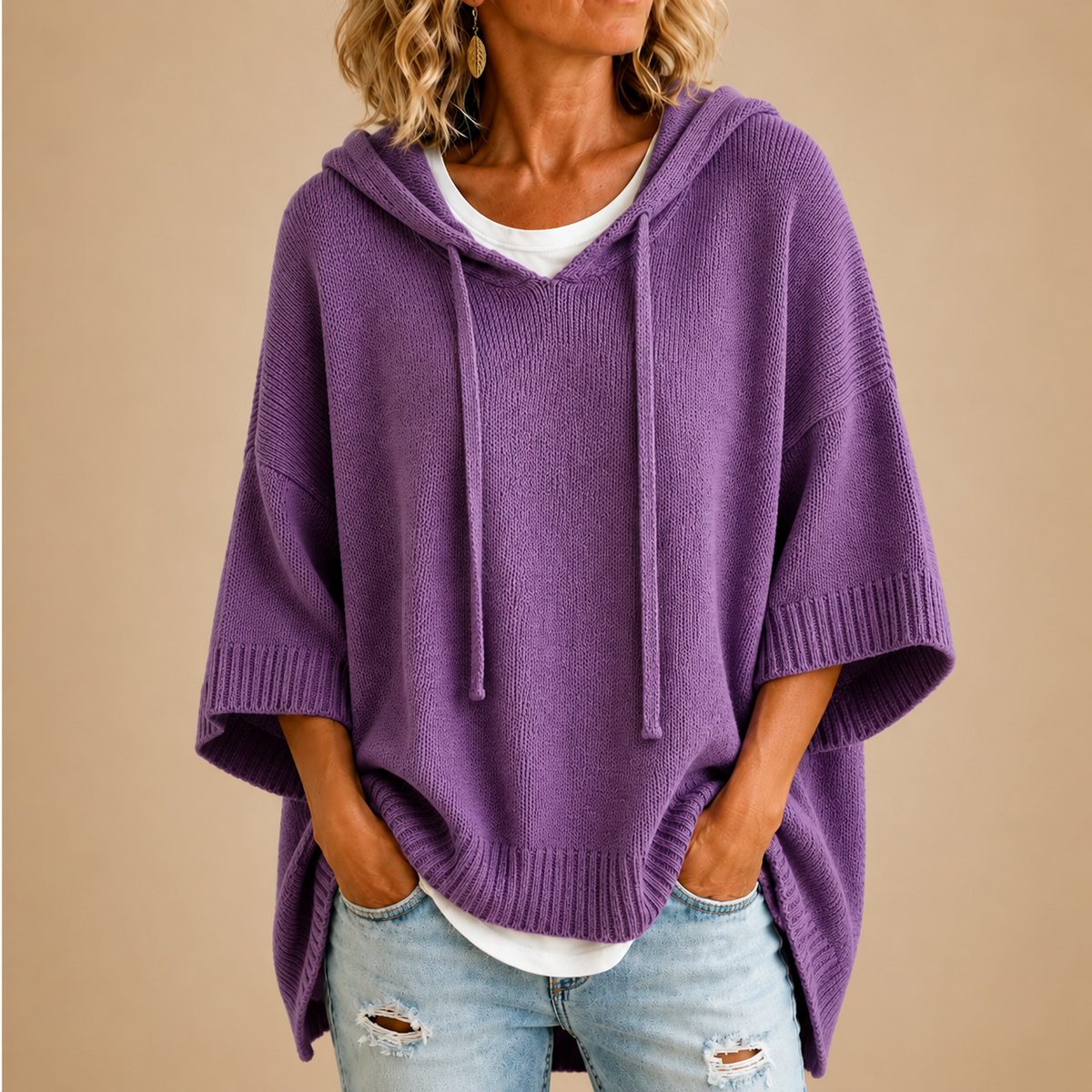 ORIANA | PONCHO DE PUNTO CON CAPUCHA Y MANGA TRES CUARTOS
