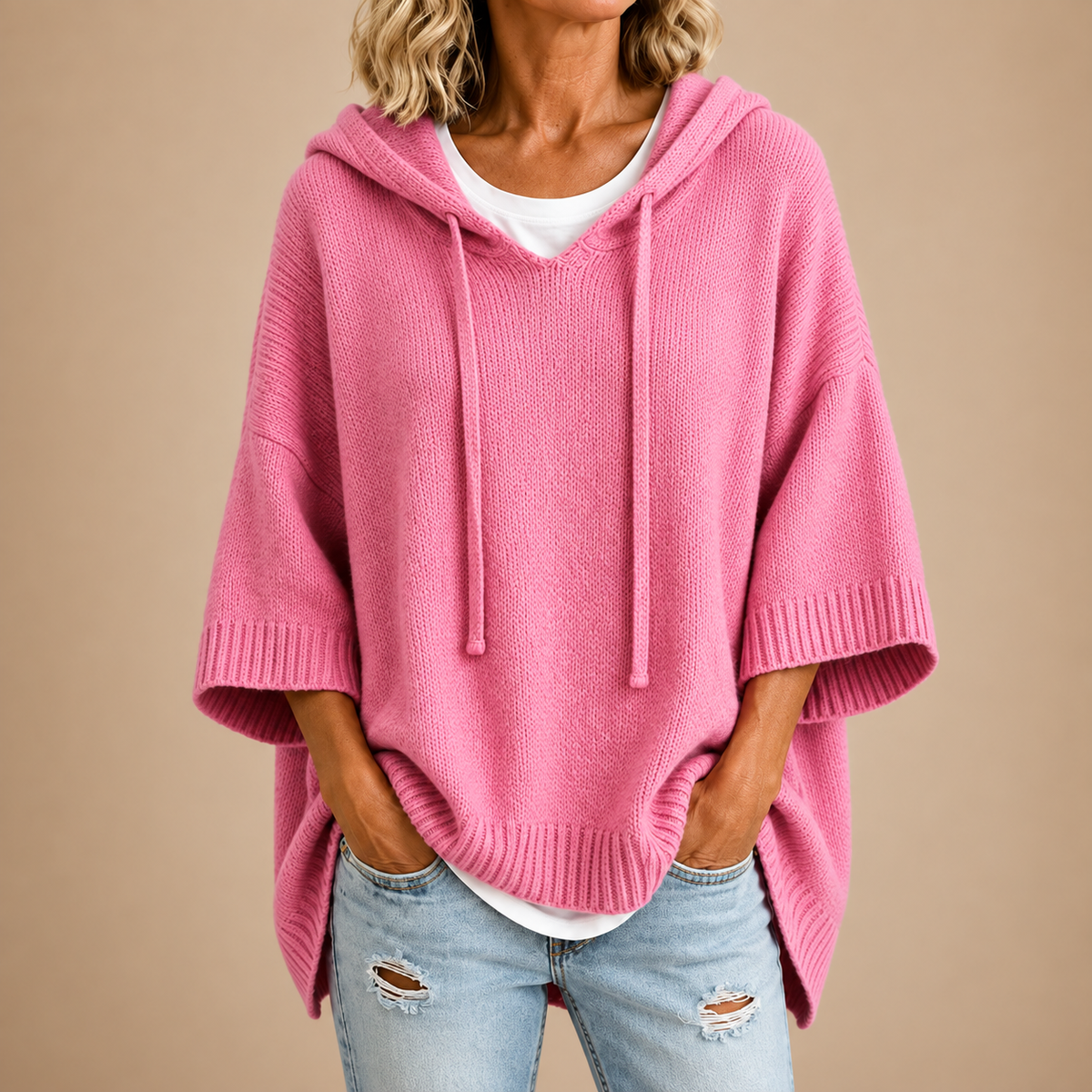 ORIANA | PONCHO DE PUNTO CON CAPUCHA Y MANGA TRES CUARTOS