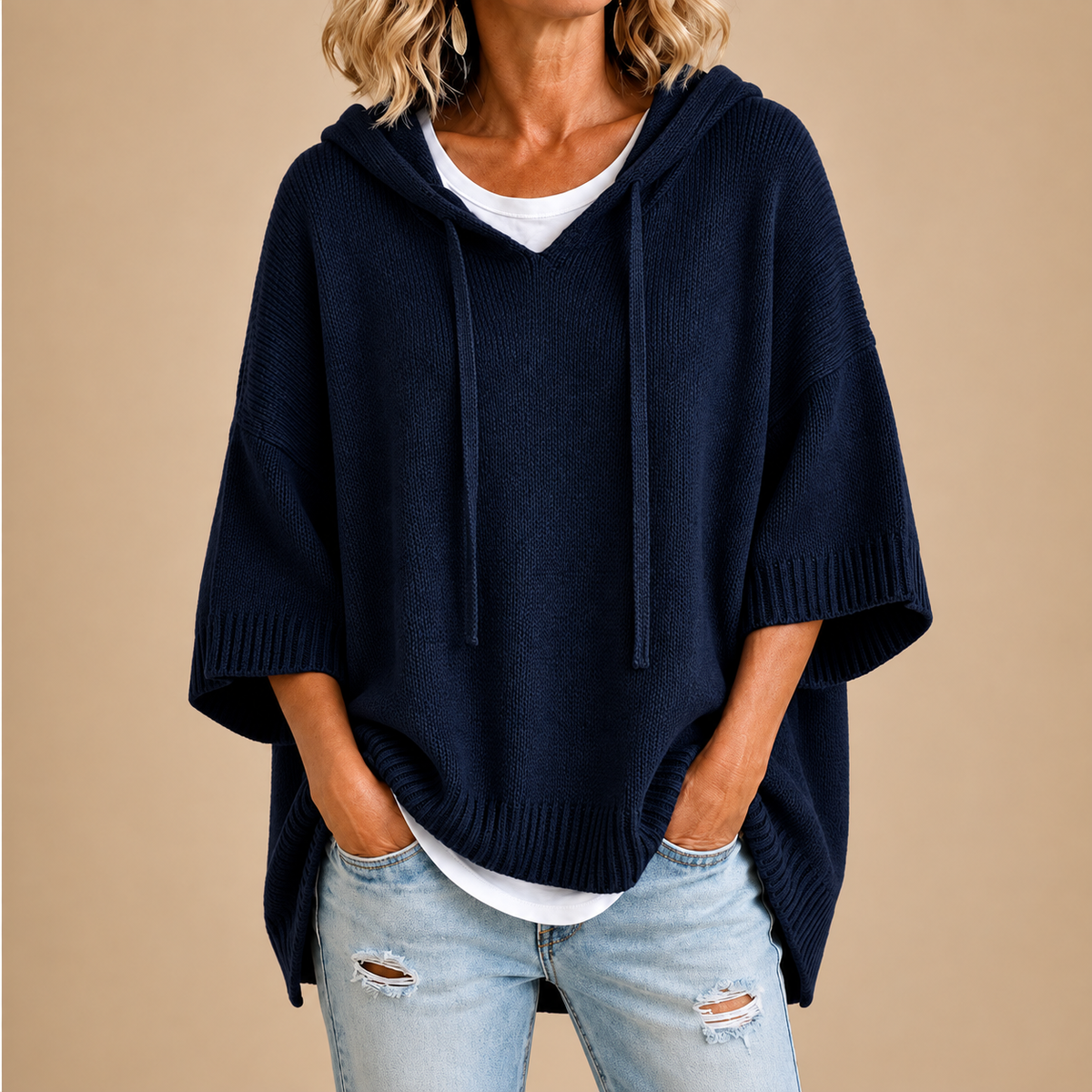 ORIANA | PONCHO DE PUNTO CON CAPUCHA Y MANGA TRES CUARTOS