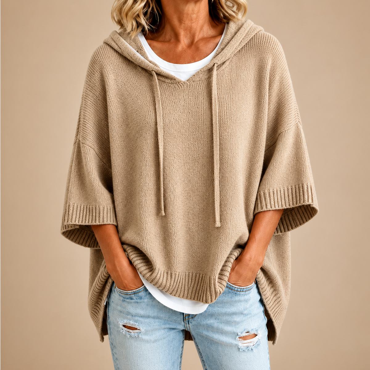 ORIANA | PONCHO DE PUNTO CON CAPUCHA Y MANGA TRES CUARTOS