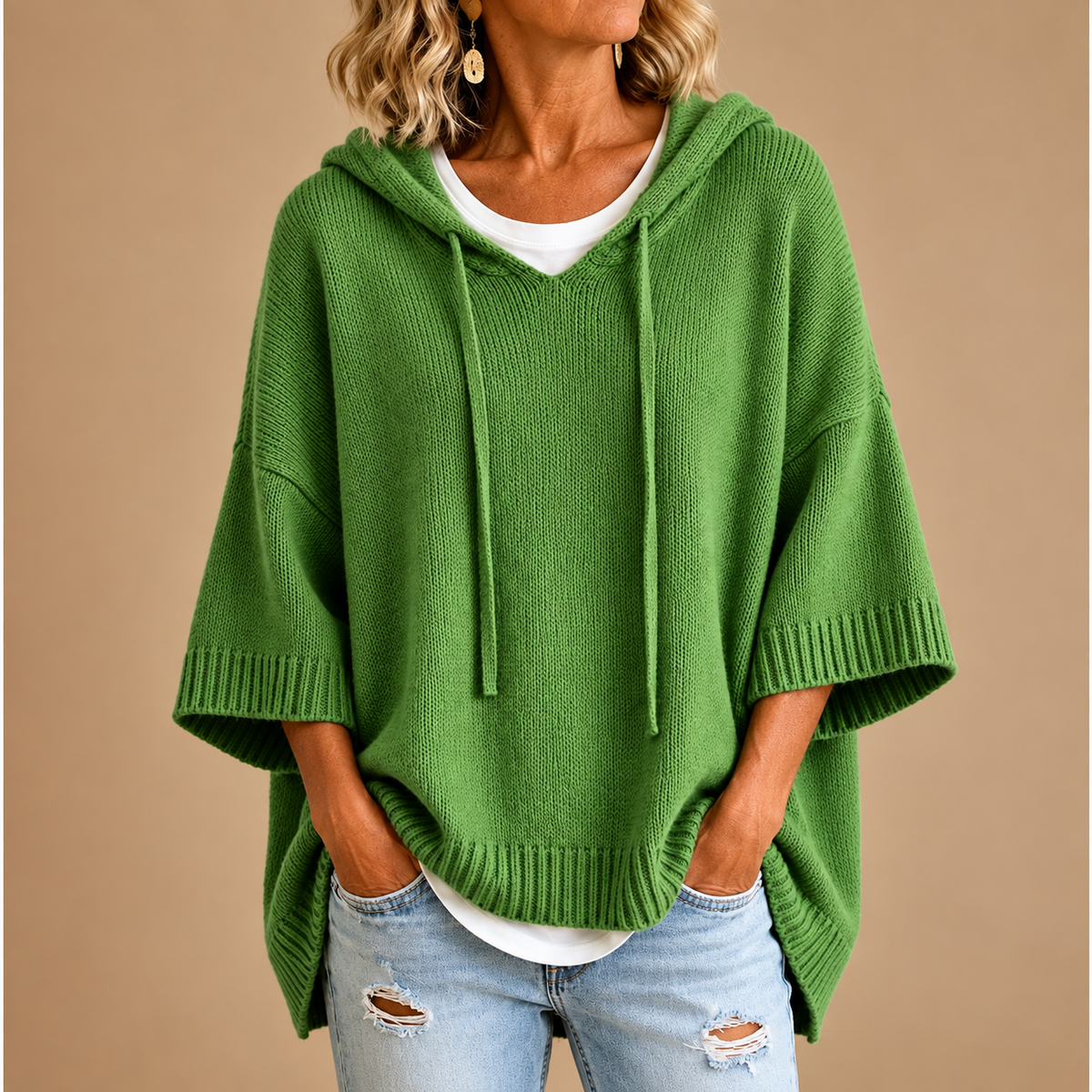 ORIANA | PONCHO DE PUNTO CON CAPUCHA Y MANGA TRES CUARTOS