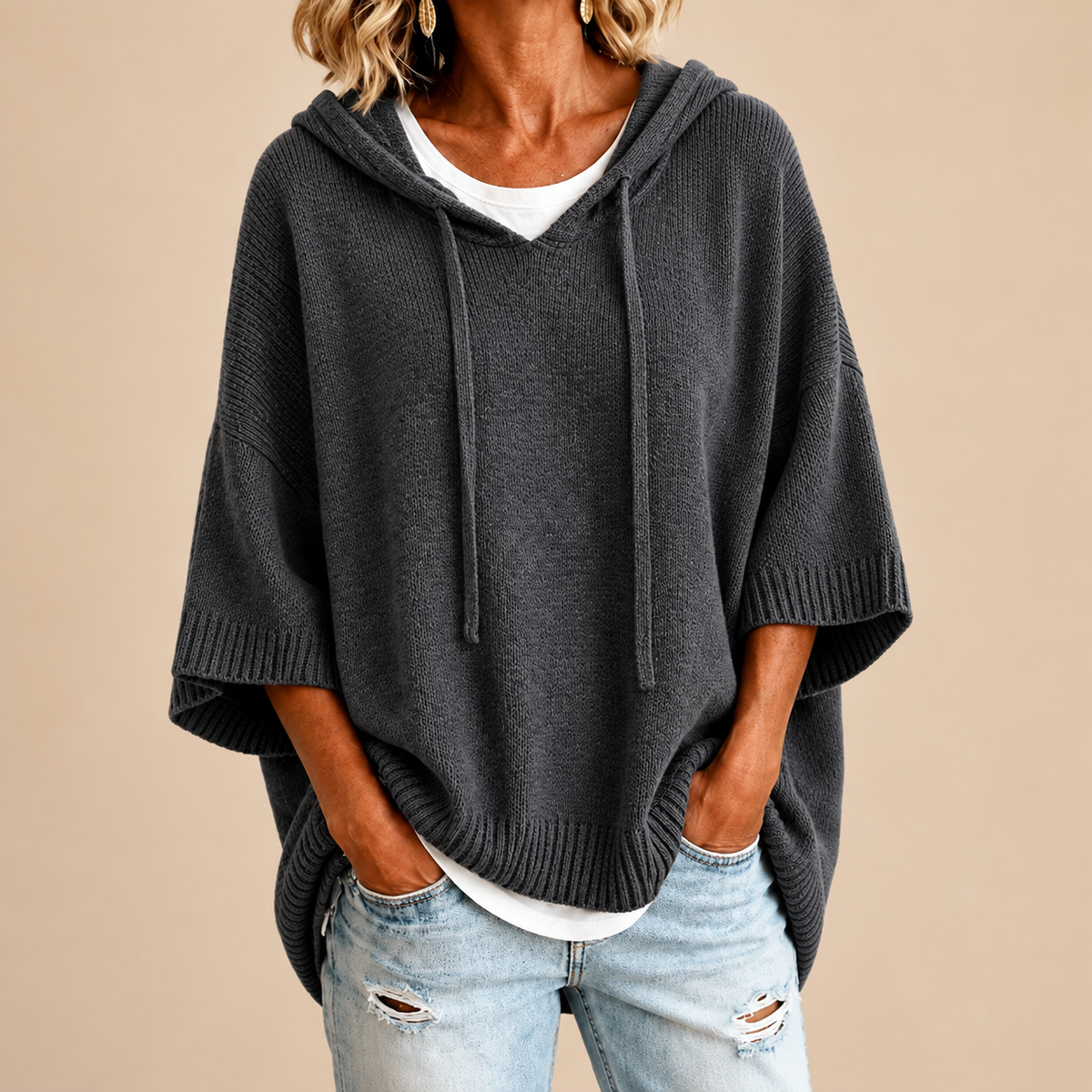 ORIANA | PONCHO DE PUNTO CON CAPUCHA Y MANGA TRES CUARTOS