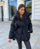 KEIRA | CHAQUETA ACOLCHADA CON CREMALLERA Y CINTURÓN