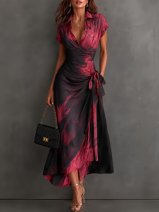 VESTIDO MIDI CRUZADO CON ESTAMPADO ABSTRACTO ROJO Y NEGRO, CUELLO CAMISERO CON ESCOTE EN V, MANGA CORTA, CINTURA ANUDADA Y BAJO ASIMÉTRICO CON VOLANTE